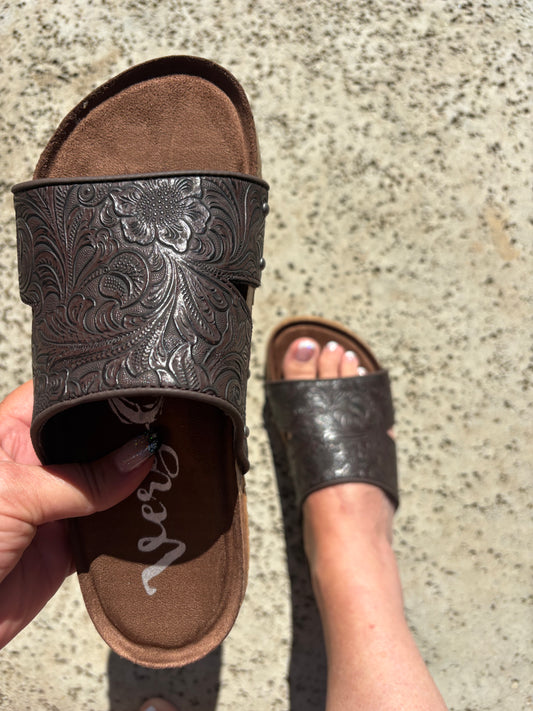 Very G Jordyn Sandals in Chocholate